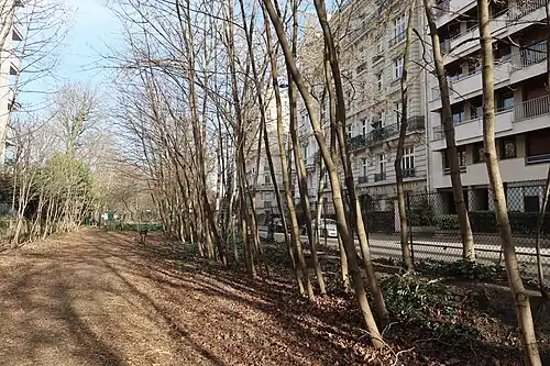La Petite Ceinture du 16e longe le boulevard.