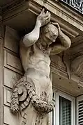 No&nbsp;56 : atlantes supportant le balcon du second étage.