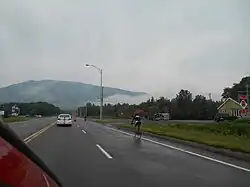 La route 360 mène vers le mont Sainte-Anne.