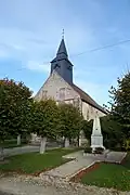 Église Saint-Aignan et monument aux morts.