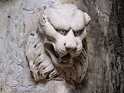 Fragment lapidaire de l'ancienne cathédrale : tête de lion.