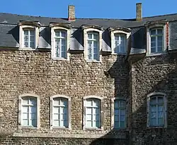 Un détail d'un mur de la cour intérieure.