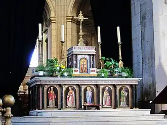 4 chandeliers, reste d'une ancienne garniture issue d'un modèle de Choiselat-Gallien. Cathédrale de Boulogne sur Mer