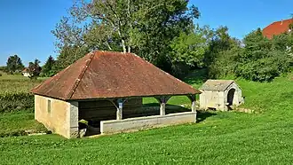 La fontaine-lavoir en bas du village.