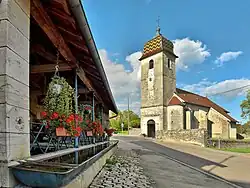 Le lavoir-abreuvoir près de l'église.