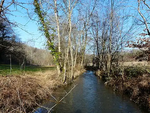 Au sud du lieu-dit Tabaterie, le Boulou marque la limite entre Paussac-et-Saint-Vivien (à gauche) et Brantôme-en-Périgord.