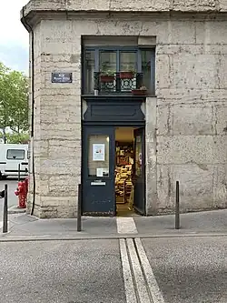 Bouquiniste au bas de la rue.