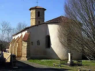 L'église Saint-Jean-Baptiste et le monument aux morts.