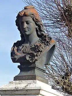 Buste de Marianne face à l'ancienne école.