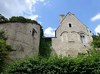 Photographie en couleurs d'une ancienne tour fortifiée.