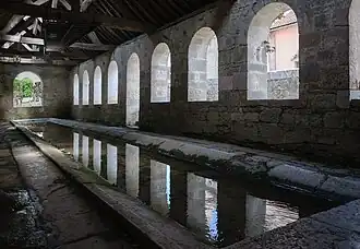 Le lavoir de Noyers (89), et ses bords inclinés.