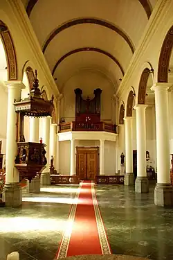 La nef sans chaises, avec vue sur les orgues.