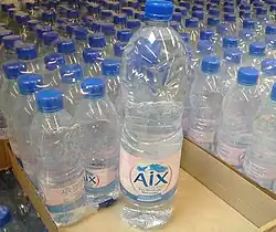 Vue sur plusieurs bouteilles d'eau minérale naturelle d'Aix-les-Bains.