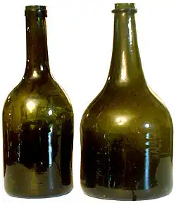 Deux bouteilles à vin de Meuse, dites « voleuses », au Musée de la Gourmandise, Hermalle-sous-Huy, Belgique, XVIIIe&nbsp;siècle