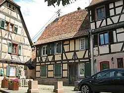 vue sur les maisons des n°23, n°24 et n°25.