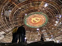 Intérieur, mosaïque du plafond de la salle.