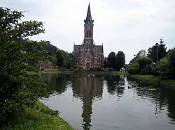 L'église et la mare.