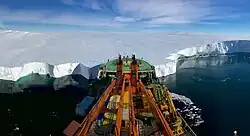 La photo a été prise quelques instants avant que le navire de recherche russe Akademik Tryoshnikov ne déploie un véhicule sous-marin télécommandé (Rov) sous le glacier Mertz dans l'Antarctique de l'Est, pour étudier la fonte de la calotte glaciaire lors de l'expédition de circumnavigation de l'Antarctique organisée en 2016/2017 par l'Institut polaire suisse.
