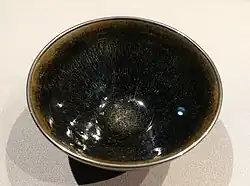 Bol jian (tenmoku) de type « fourrure de lièvre » provenant de Chine, dynastie Song (XIIe&nbsp;siècle). Musée national de Tokyo.
