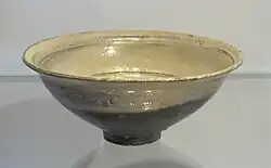 Bol, porcelaine de style buncheong, peint à la barbotine. Joseon, XVIe&nbsp;siècle. British Museum