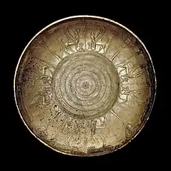 Coupe phénicienne à motifs égyptisants, IXe – VIIIe siècle. Bronze découvert à Nimrud. British Museum.