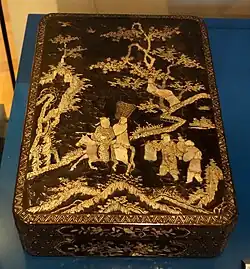 Coffret en bois laqué, décor incrusté en nacre. XVIIe&nbsp;siècle, Musée royal de l'Ontario (Toronto).