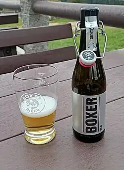 Bouteille et verre de bière Boxer au sommet du Suchet.