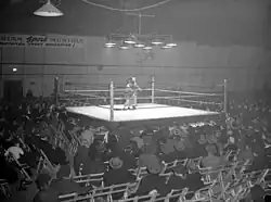 Présentation d'un combat entre 2 boxeurs présenté au Coliseum Skating Ring de Montréal