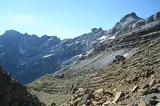 De gauche (est) à droite (ouest) : pic du Marboré, pic de la Cascade oriental, pic de la Cascade central ou pic Brulle, pic de la Cascade occidental, épaule du Marboré, tour du Marboré, casque du Marboré, et refuge des Sarradets. Au centre, cascade de Gavarnie. Voir encadrements des photographies n°1 et n°2 sur Commons.