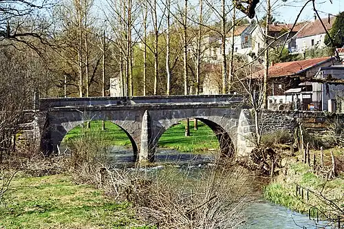 Pont XVIIIe&nbsp;siècle sur la Seine.