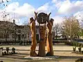 Horloge sculptée sur la place du bourg.