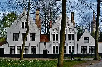Façades des maisons no&nbsp;4 (à droite) et no&nbsp;6 (à gauche). Dans le fond à droite, flèche de l’église Notre-Dame.