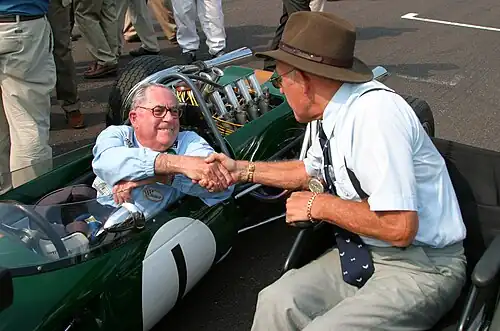 Photo de Jack Brabham serrant la main à Stirling Moss.