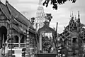 Sanctuaire de Brahma dans les jardins de Wat Chedi Liam. Chedi Liam est visible à l'arrière.