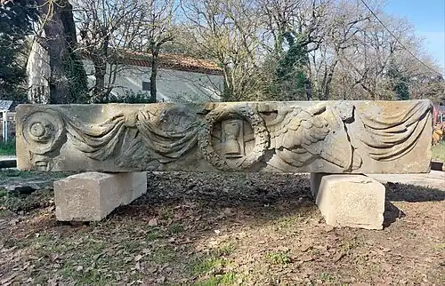 Fragment du frontispice du mausolée de la famille de Lordat détruit en 1793.