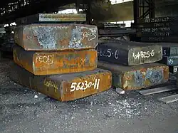 Brames d'acier prêtes pour les étapes de laminage et de transformation.