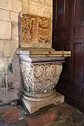 Bénitier surmonté d'un diptyque du XIIe siècle.