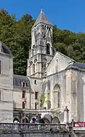 Le clocher surplombant l'abbaye et l'abbatiale.