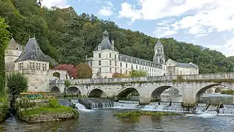 Le pont coudé et l'abbaye.