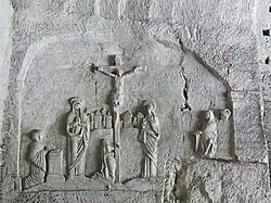 Le bas-relief de la Crucifixion.