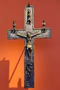 Crucifix de chef kongo avec personnages secondaires aux mains jointes, alliage cuivreux, XVIIe ou XVIIIe siècle, collection privée (même exposition).