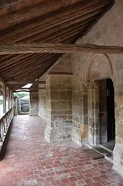 Le caquetoire de l'église.