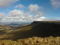 Brecon Beacons apparaît comme étant le Grand Nord (saison 1) et la République des Cieux d'Asriel (saison 3).