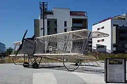 Photographie d'un jeux pour enfants stylisés en avion biplan. Des cordages remplacent les ailes.