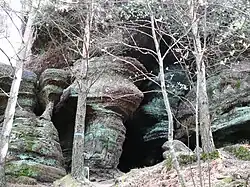 La Roche des Fées (en allemand Hexenfelsen) - altitude : 777&nbsp;mètres.