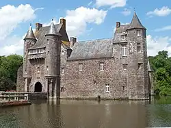 Château de Trécesson : vue extérieure d'ensemble.