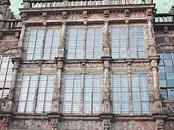 Partie centrale de la façade vers la place du marché