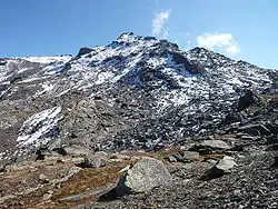 Le sommet depuis le col de la Vallée-Étroite.