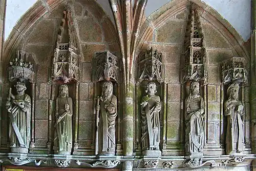 Porche : six apôtres (côté droit).