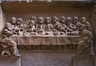 Haut-relief de la Cène dans les fonts baptismaux, datant du XVIe siècle.